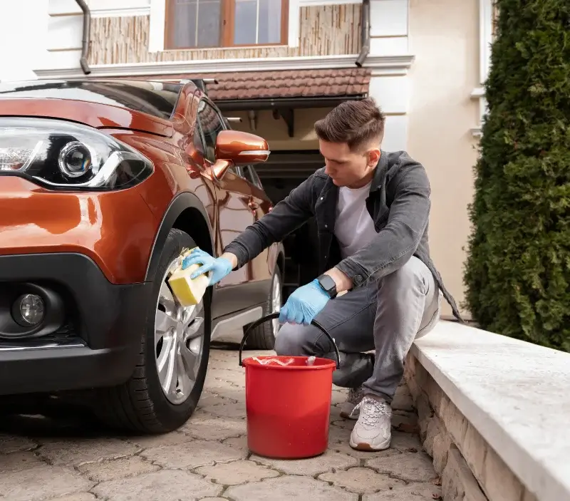 Lavage auto à domicile Condren : professionnel intervenant sur un véhicule